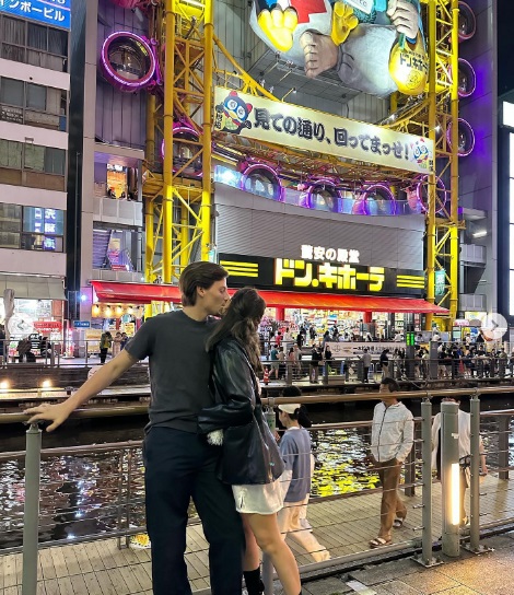 日本で観光するミリー・ボビー・ブラウン＆ジェイク・ボンジョヴィ