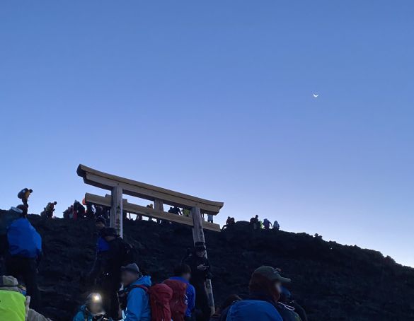山頂では多くの人がご来光を待つ(筆者撮影)