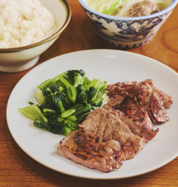 強めの火力で焼いて塩のみで味つけした「牛たん定食A」