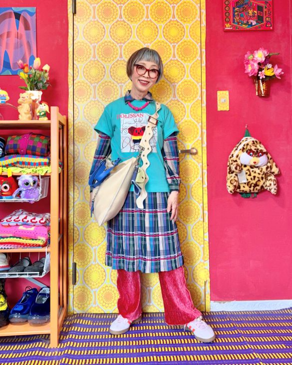 子供服ブランド「マーキーズ」のkidsTシャツを着用