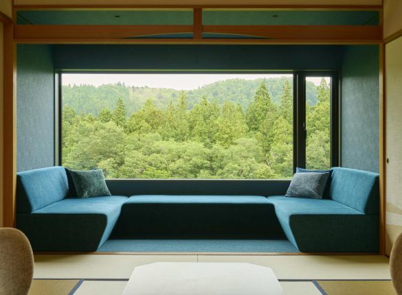 紺碧色の広縁が印象的なご当地部屋「紺碧の間」