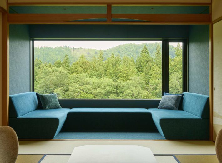 紺碧色の広縁が印象的なご当地部屋「紺碧の間」