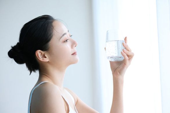 水を飲む