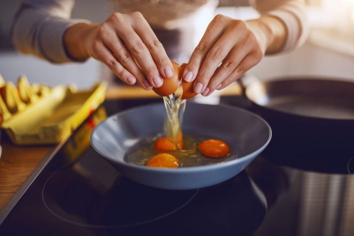 料理する女性