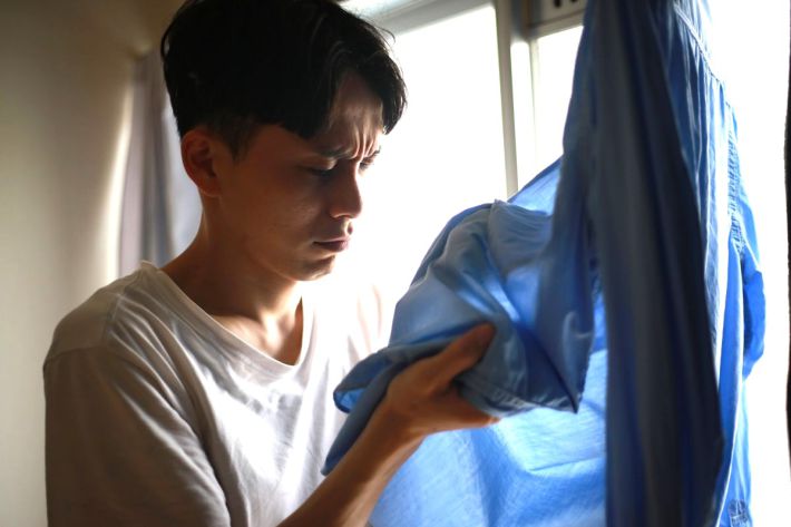 洗濯する男性