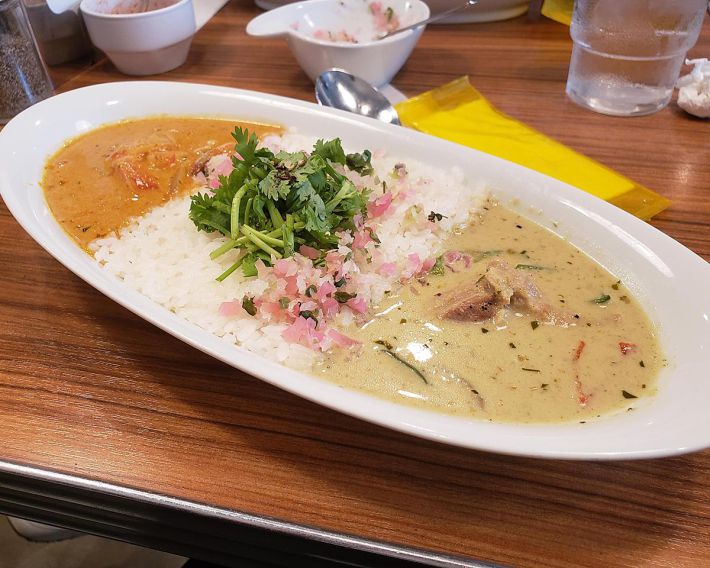 「CURRY UP」で提供されるカレーは、盛りつけや薬味に至るまでセンスが光る