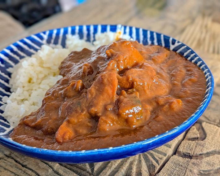 野菜から出る水分で調理したカレーで、通常のドロリとしたカレーとは食べ心地が異なる
