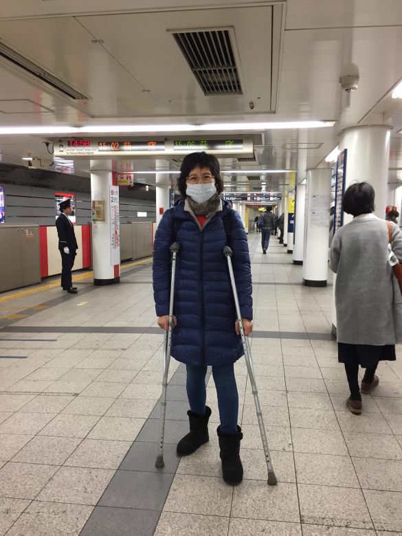 駅のホームに降り立ったゆにこさん