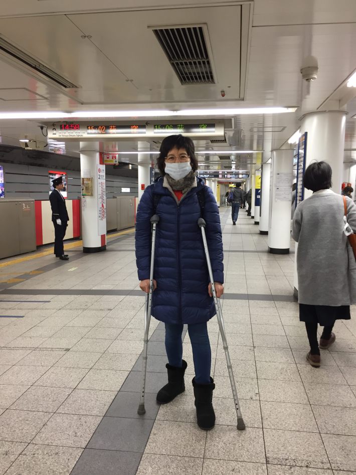 駅のホームに降り立ったゆにこさん