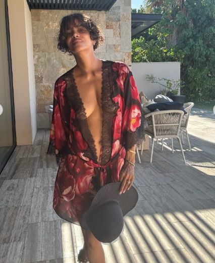 セクシーショットを披露したハル・ベリー